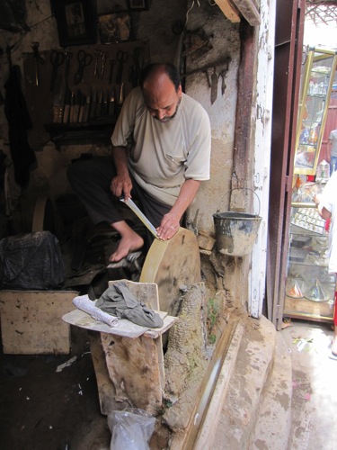 Knife sharpener on Place Seffarine